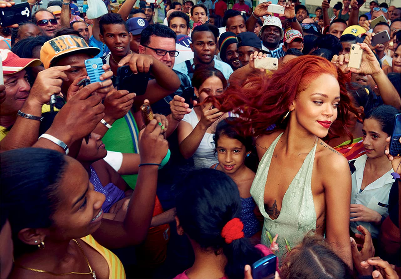 Uno de los mayores encantos de Rihanna es su cercanía con la gente, ella disfruta ser amada por gente de todas las edades.