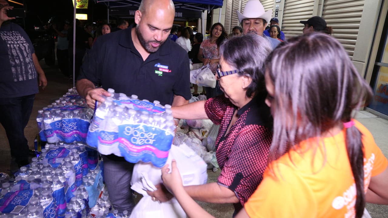 Así fue la entrega de ayudas por 'El Bueno, La Mala y El Feo' en Port Arthur, una de las localidades más afectadas por el huracán Harvey.