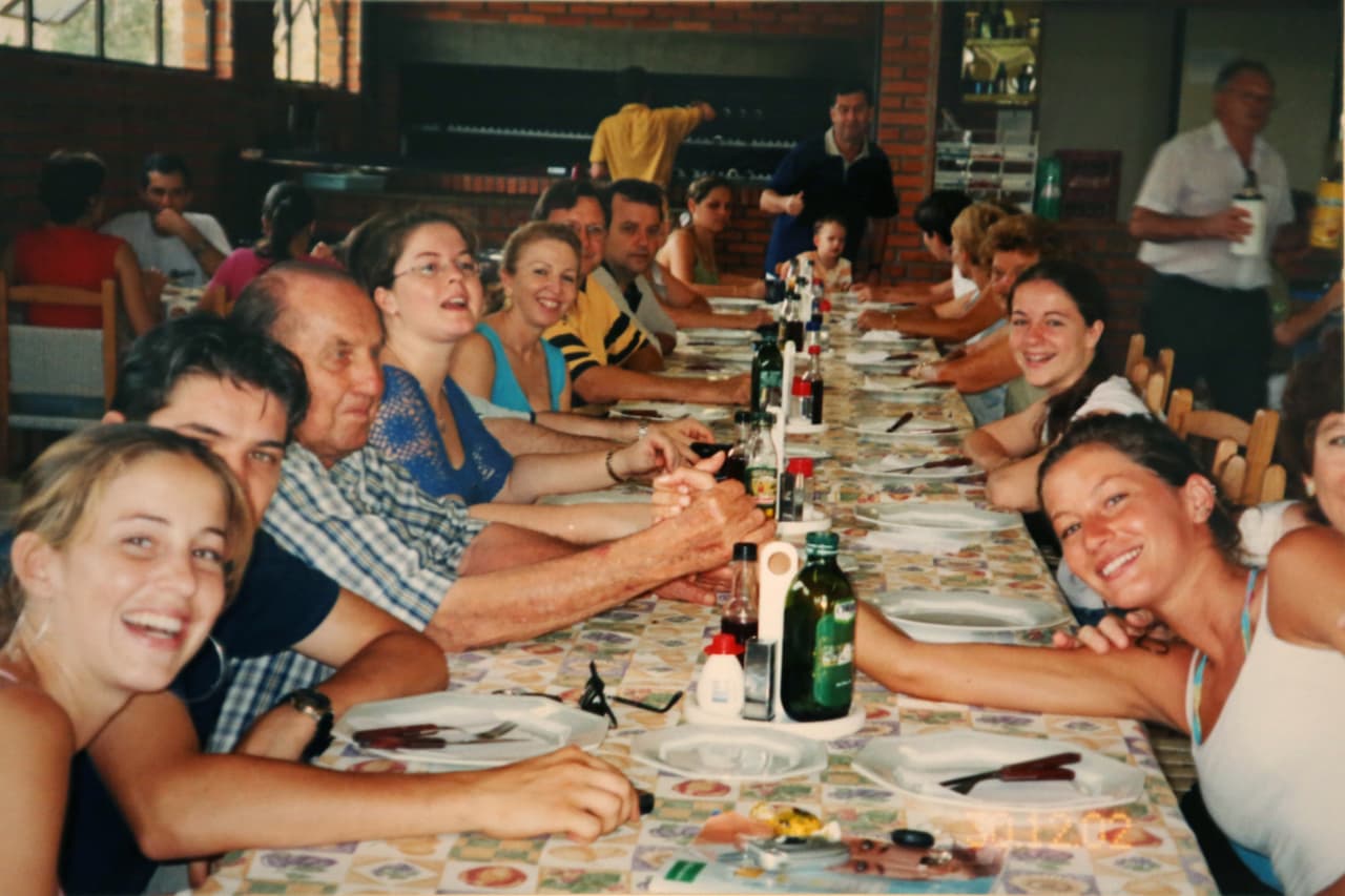 En el cumpleaños de su abuelo en el mismo año.