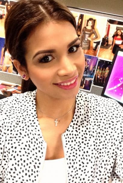 A través de las famosas fotos 'selfies' es como nuestra reina mantiene una estrecha relación con sus seguidores. Este tipo de fotos se han convertido en un fenómeno y no hay quién no se haya tomado una. Ahora puedes subir la tuya con el hashtag #NBLselfie para ganar un kit de belleza, los detalles aquí