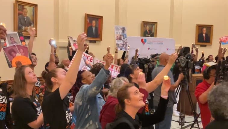 Cientos de sobrevivientes de délitos y familiares mostraron fotos de sus seres queridos que fueron asesinados. 
<br>
