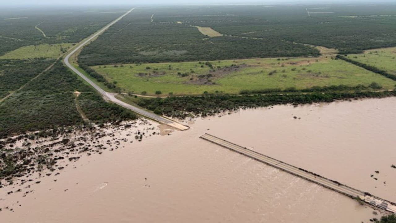 Casas y calles quedan bajo el agua en Batesville por inundaciones en Texas; así se ven los daños