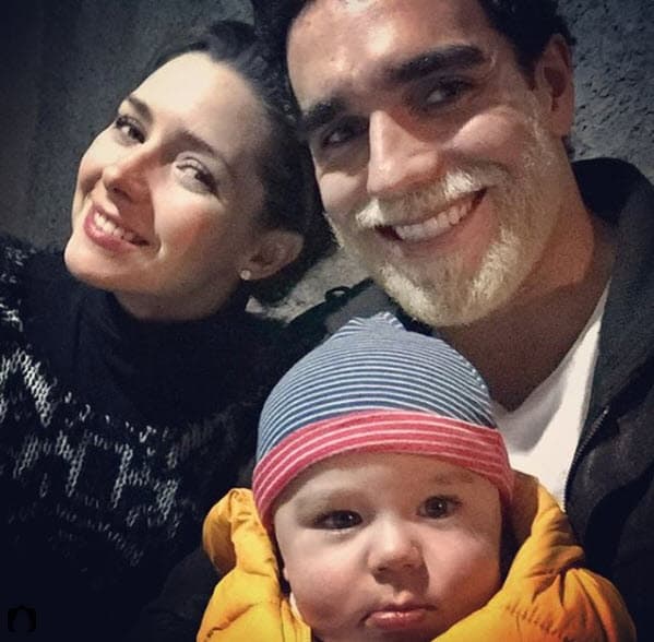 Aunque Marcus D'Ornellas no se tiñó el cabello sí lo hizo con la barba, en diciembre de 2016 la pareja de Ariadne Díaz se hizo este radical cambio.