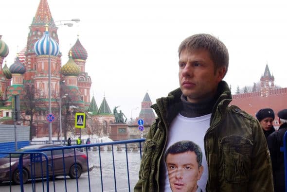 "Murió por el futuro de Rusia" o "Luchó por una Rusia libre" eran algunos de los lemas que podían leerse en las pancartas de los participantes.