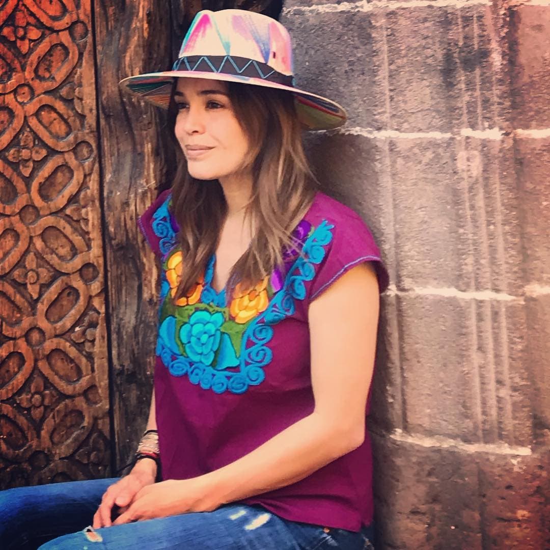 Los colores fuertes y vibrantes son propios de la vestimenta tradicional. La conductora no se resistió a usar una vez más estas prendas emblemáticas.