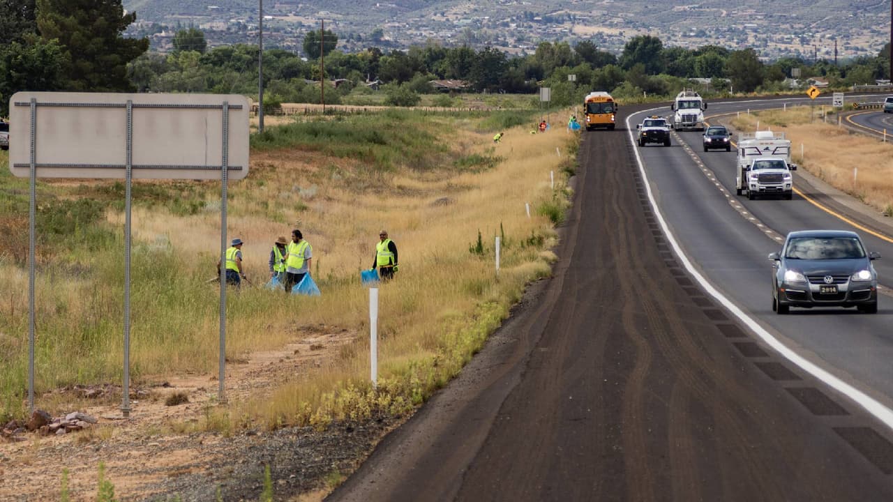 Arizona hoy más que nunca necesita más personas que adopten estos tramos de carreteras que acumulan todo tipo de basura. El programa 
<i>adopta una carretera </i>proporciona el material para juntar la basura incluyendo un chaleco. “Usted se hace merecedor de un letrero, donde designa que usted adoptó este tramo y tendrá su nombre o de su grupo”, indica Lerma, portavoz de ADOT.