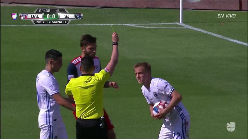 Tarjeta amarilla. El árbitro amonesta a Tommy Thompson de San Jose Earthquakes
