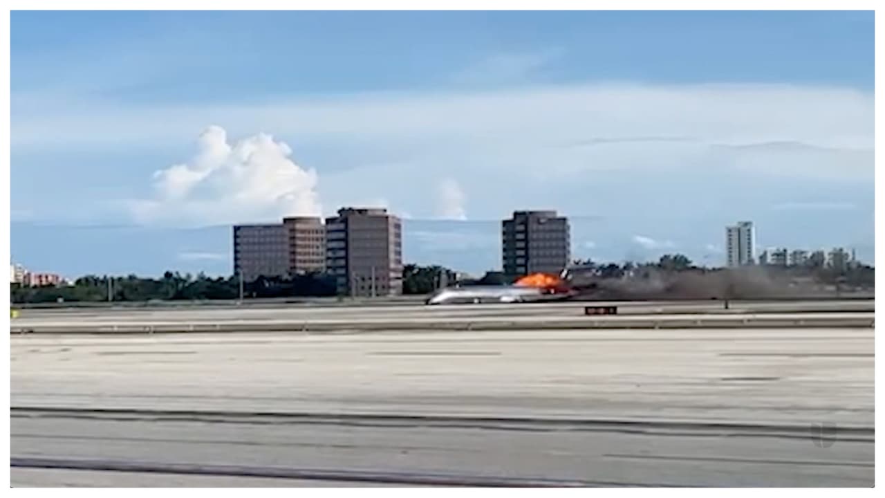 El momento quedó captado en video por personal del Aeropuerto Internacional de Miami, que se encontraba en la pista al momento del accidente. 
<br>
