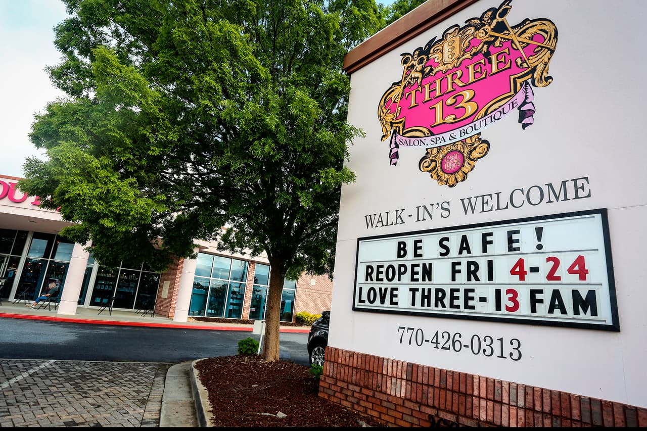 La reapertura inició luego de que el gobernador republicano alivió un cierre de un mes a pesar de las advertencias de expertos en salud sobre un posible nuevo aumento de las infecciones por coronavirus.