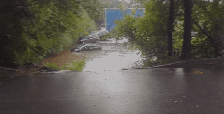 Inundaciones, árboles caídos y apagones por tormenta severa que afecta área metropolitana de Atlanta