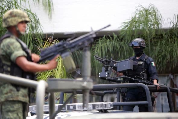 A bordo de vehículos militares.