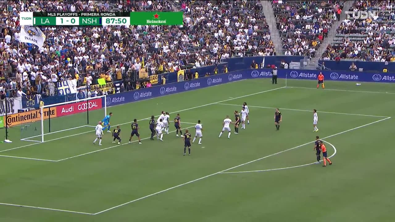 ¡TIRO ATAJADO! disparo por C.J. Sapong.