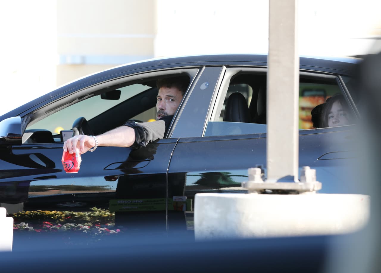 Ben Affleck ya retomó su rutina y este inicio de septiembre fue captado llevando a sus tres hijos a la escuela.