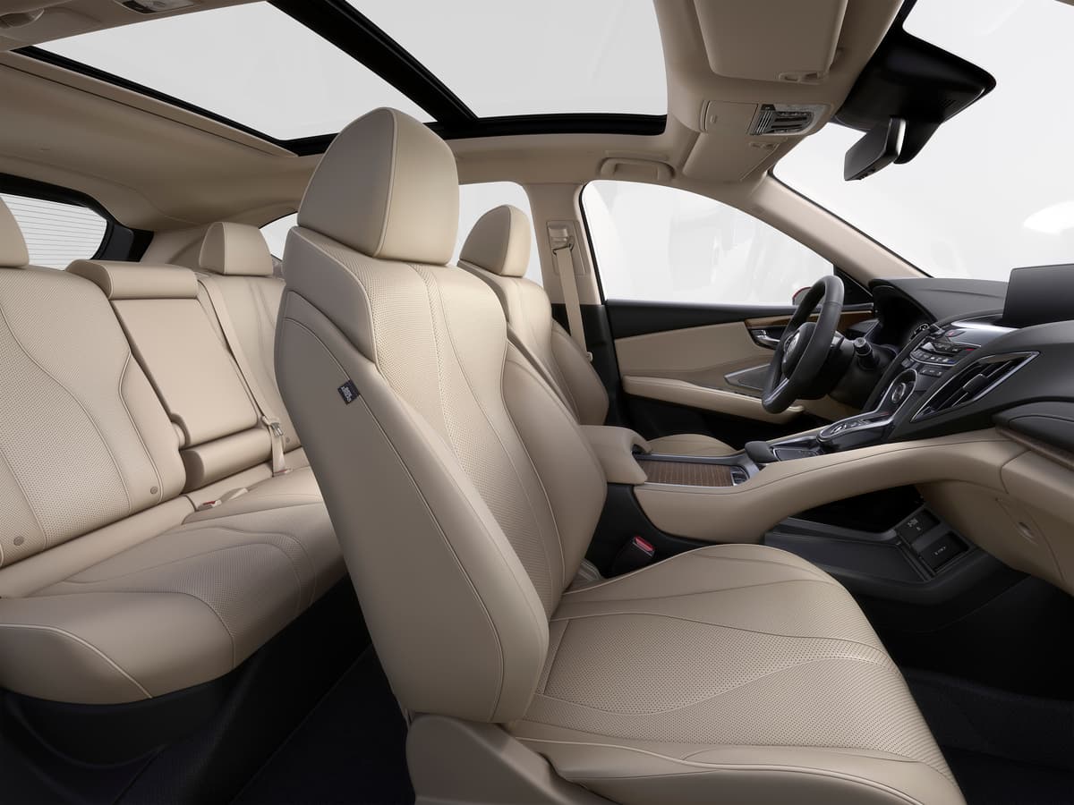 Tendrá asientos delanteros deportivos y ventilados con 16 ajustes de posición.