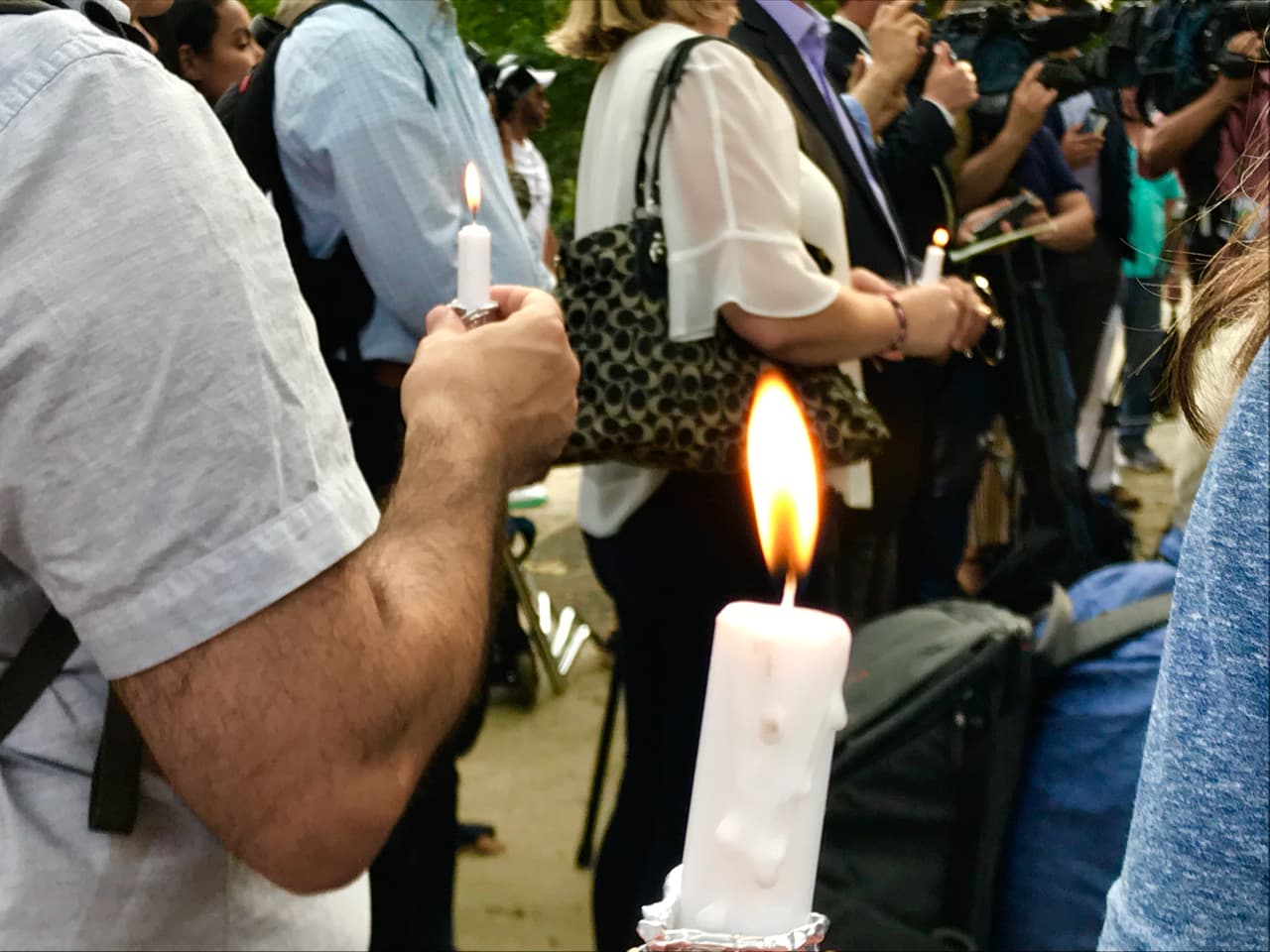 Con velas y oraciones decenas de personas asistieron a la vigilia para recordar y honrar a las víctimas de los tiroteos.