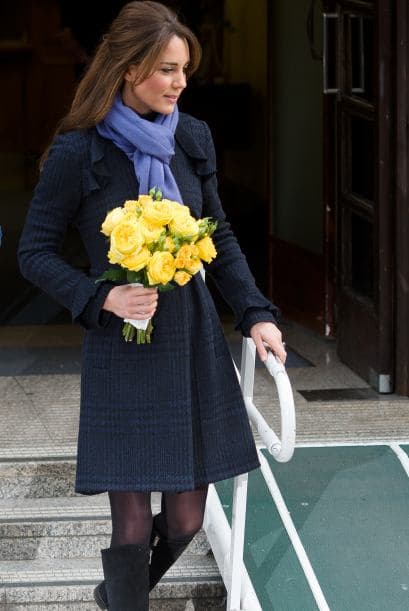 Elige un abrigo y unas botas largas para un atuendo casual.