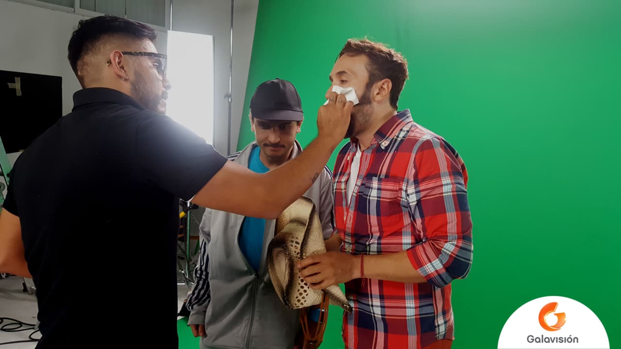 Después del baile y algunas risas, Los Cousins tuvieron que retocar su maquillaje para no brillar ante la cámara.