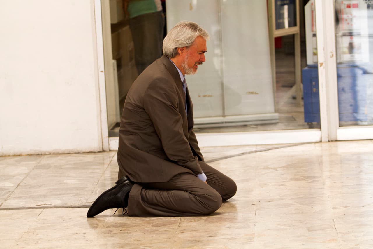 Sinisterra fue informado sobre el asesinato de su esposa Engracia a manos de Santamaría.