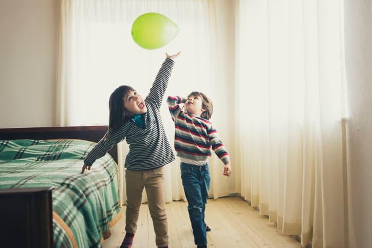 <b>Deportes con globos. </b>Una manera divertida de quemar calorías juntos y reírse como locos, es inflar algunos globos y hacer deportes con ellos: desde vóleibol de globos, hasta hockey (este se improvisa empujando con la escoba los globos dentro de un cesto volcado en el piso), o tenis (las raquetas las puedes hacer con paletas de madera pegadas a platos de cartón). La creatividad no tiene límites.