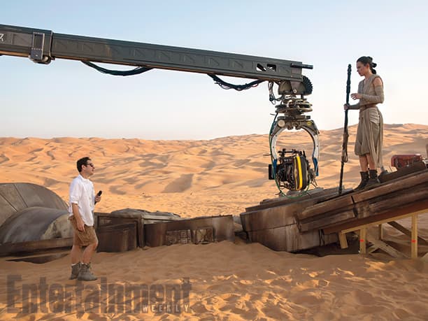 El director J.J. Abrams dándole instrucciones a Daisy Ridley.