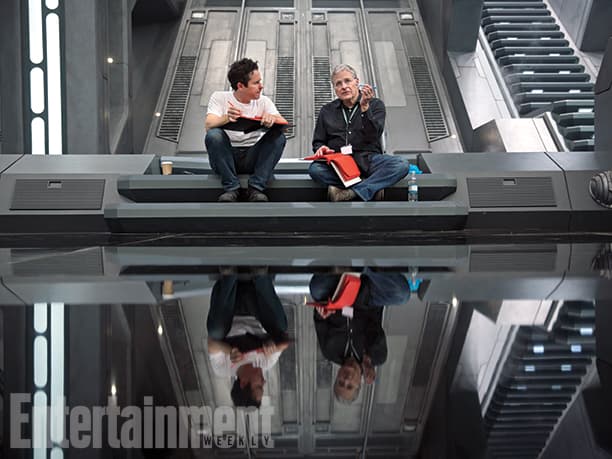 Abrams junto al guionista Lawrence Kasdan (nota el guión en hojas rojas, para evitar ser fotocopiadas).