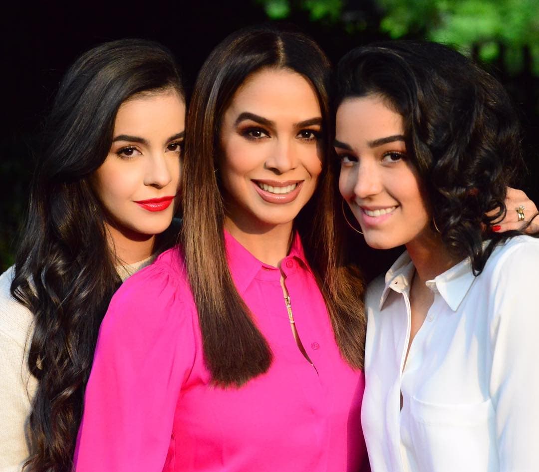 Las hijas de la actriz, Alejandra y Ana Paula Capetillo, acompañaron a su madre en esta 
<b><a href="https://www.univision.com/famosos/este-es-el-mayor-conflicto-al-que-biby-gaytan-se-ha-enfrentado-en-su-regreso-a-los-escenarios-fotos" target="_blank">ocasión especial</a></b>, donde presenciaron la develación de una placa conmemorativa.