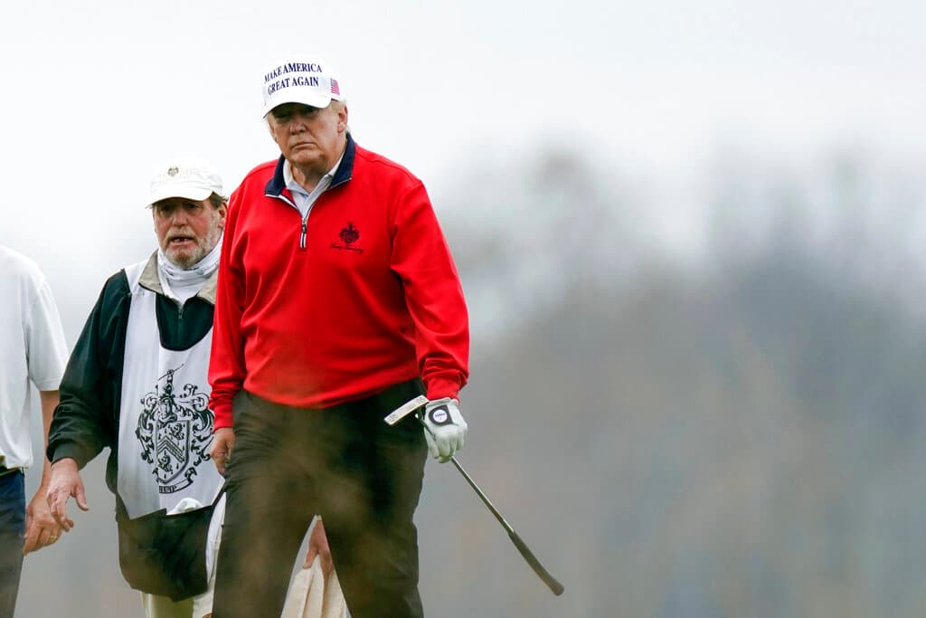 El presidente Donald Trump juega golf en el Club Nacional de Golf Trump, el sábado 21 de noviembre de 2020 en Sterling, Virginia.