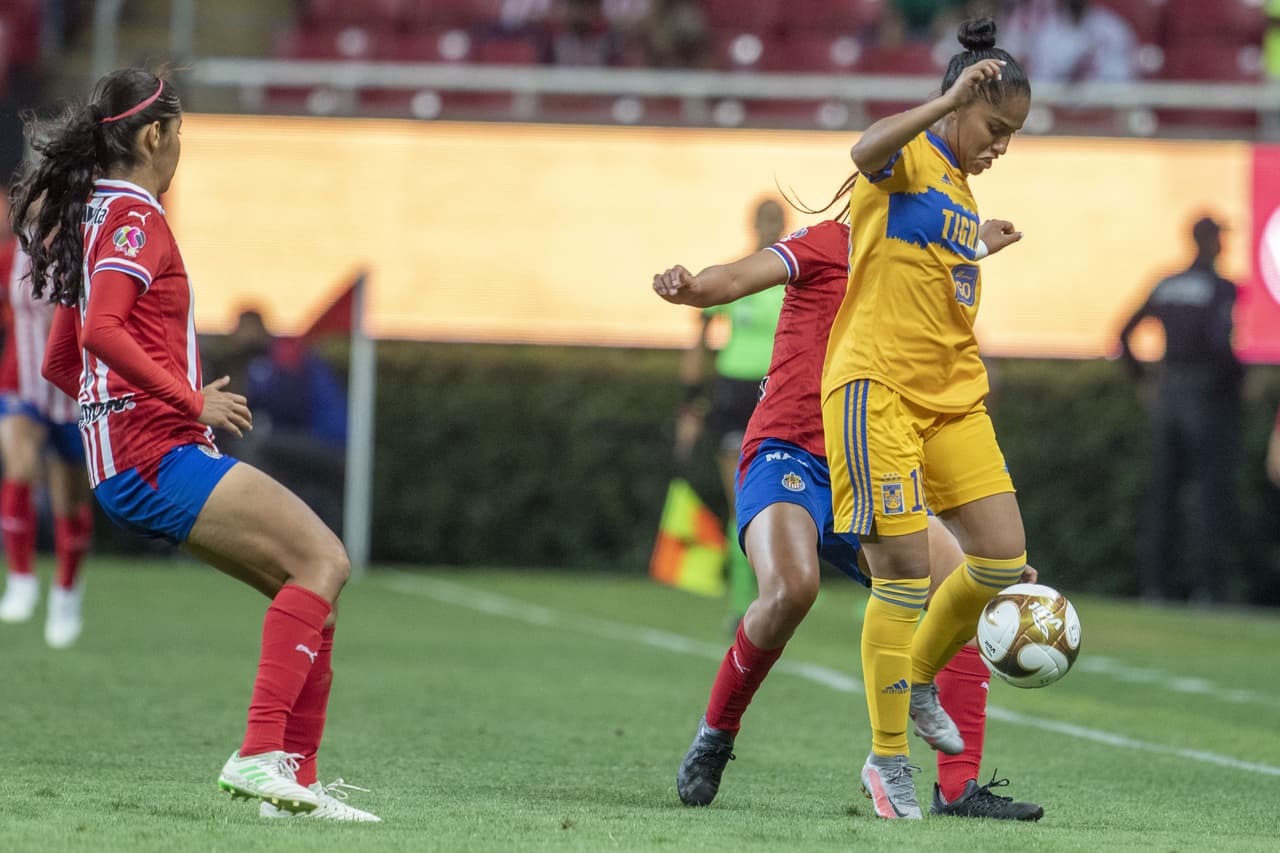 Tigres logró un frenético triunfo ante Chivas para llevarse un gol de ventaja en la Final de Ida de la Liga MX Femenil.