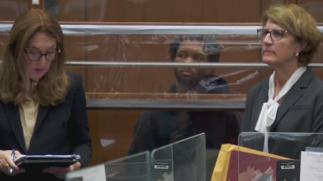 Audiencia preliminar del cantante D4vd se pospone; fiscal pide más tiempo para revisar evidencia
