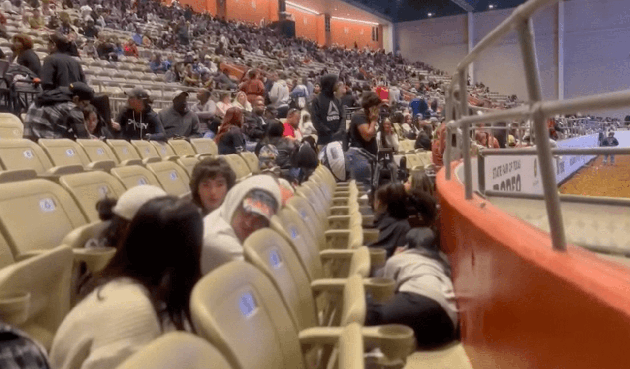 En el Coliseo de la Feria Estatal de Texas, los asistentes que veían el espectáculo gratuito de rodeo, tuvieron que agacharse por la alerta del tiroteo.