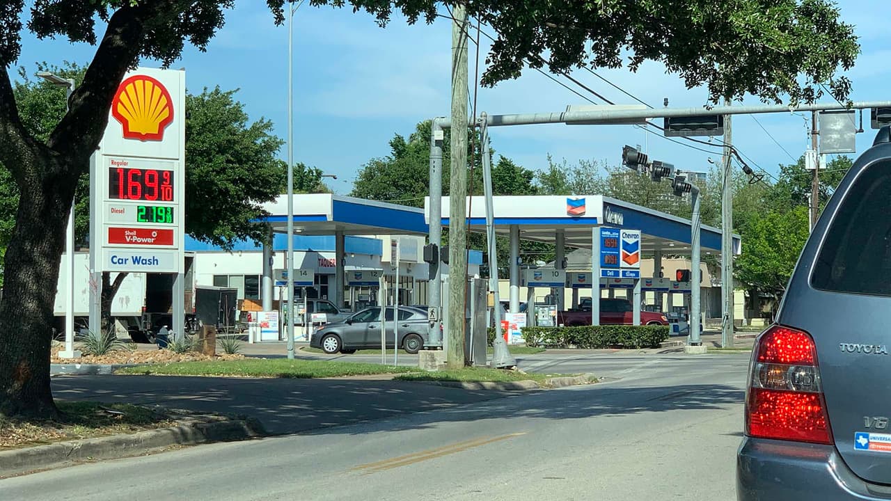 El precio promedio a nivel nacional por un galón de gasolina sin plomo es $ 1.83, que es seis centavos menos en comparación con la semana pasada.