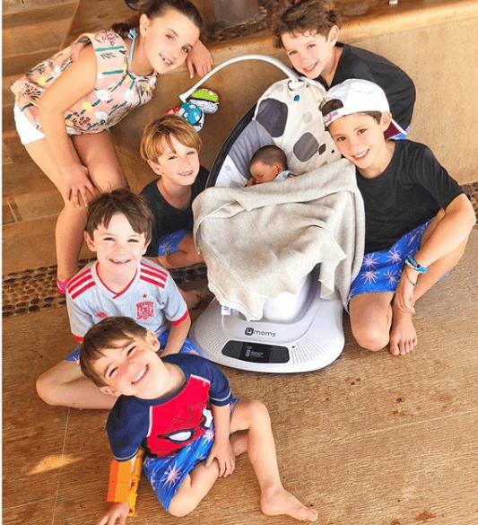 "Todas mis pulgas", escribió en esta foto: Inés (la mayor de todos), los trillizos Bruno, Javier y Diego, Mario (el hijo de Víctor, que Inés llama "el hijo de mi corazón") y muy sonriente, el travieso Bosco.