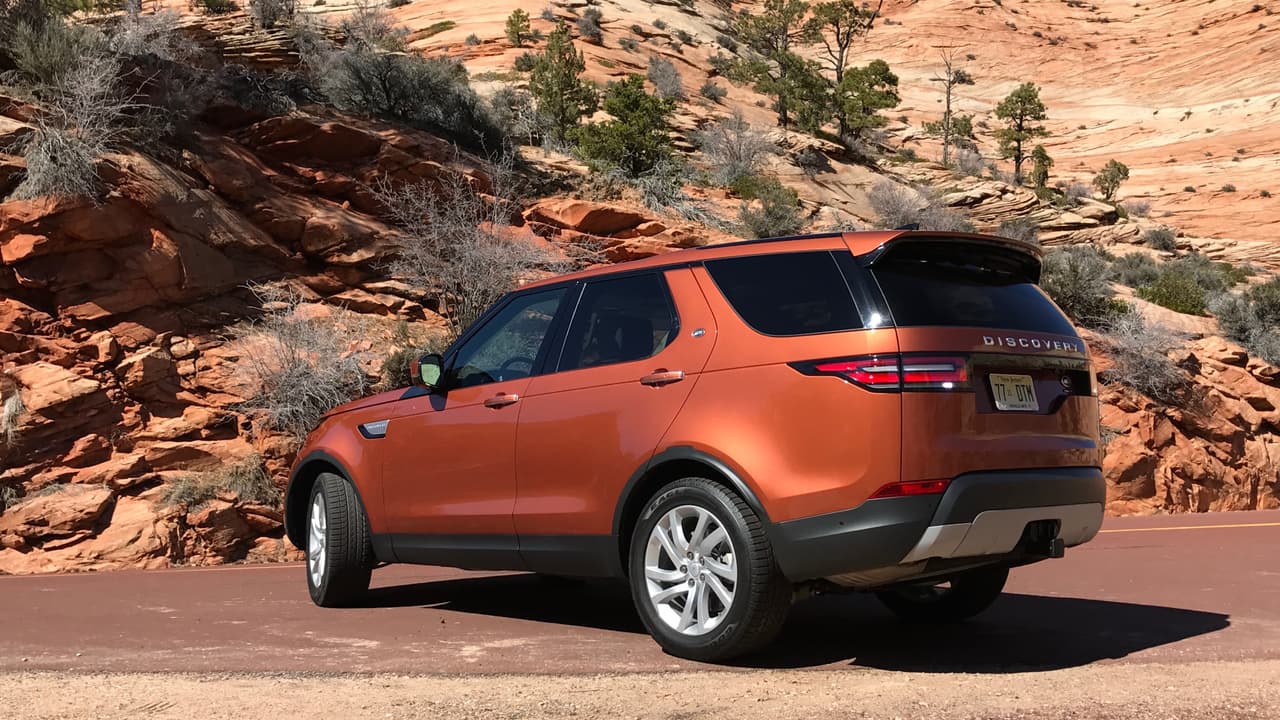Con esta nueva generación la Land Rover Discovery se pone a la par con el resto de la línea Land Rover en lo referente a su estética.