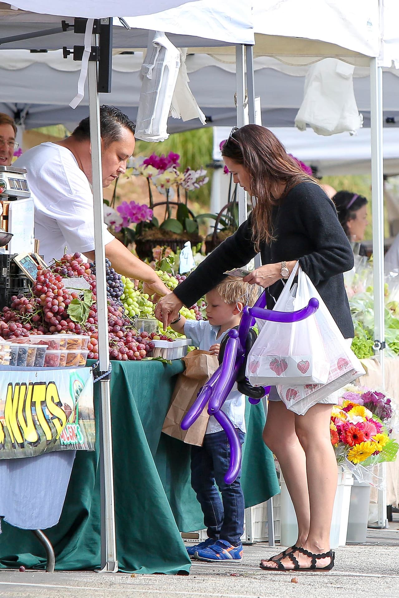 Llevando a Sam con ella al mercado por frutas y verduras.
