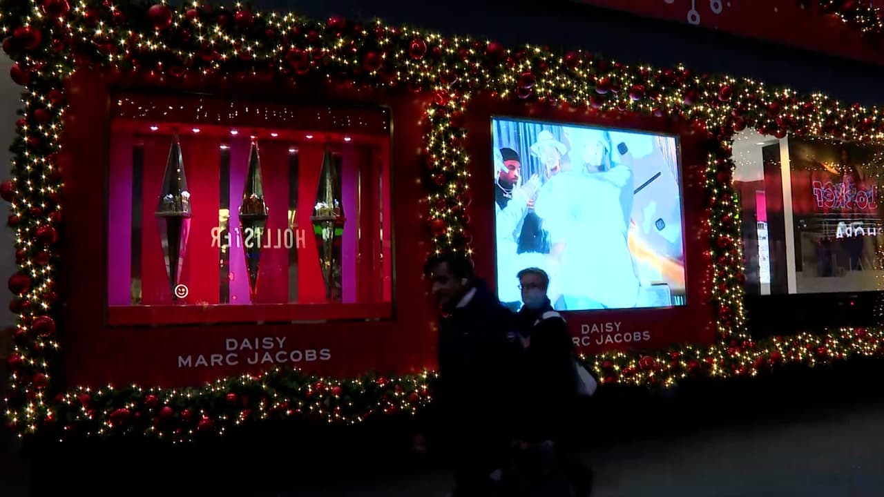 Los almacenes de Macy’s en la Herald Square, junto con los de Bloomingdales y Bergdorf Goodman presentaron sus coloridos escaparates.
<br>