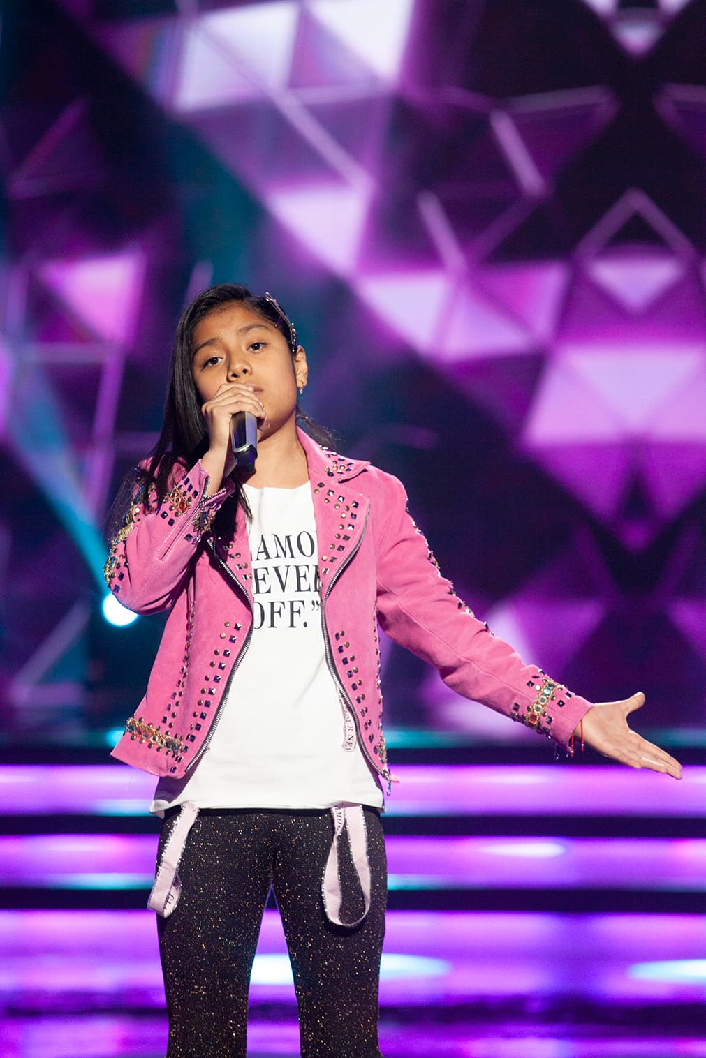 La primera vez que la vimos en el escenario interpretó el tema 'Irremediable'. Se enfrentó a duelo con Taisia, para elegir a la cantante del escuadrón de 'Mateo y los Supersabios'.