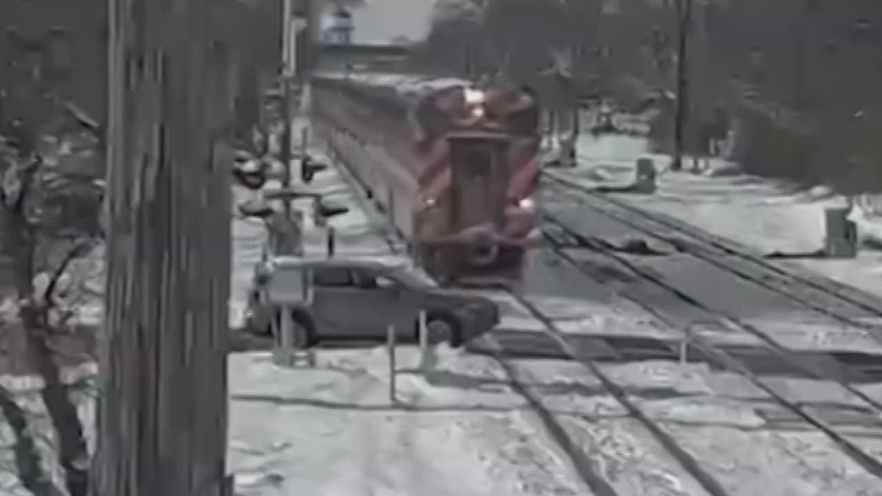 El momento en que un tren de pasajeros choca a gran velocidad con un auto en un cruce ferroviario