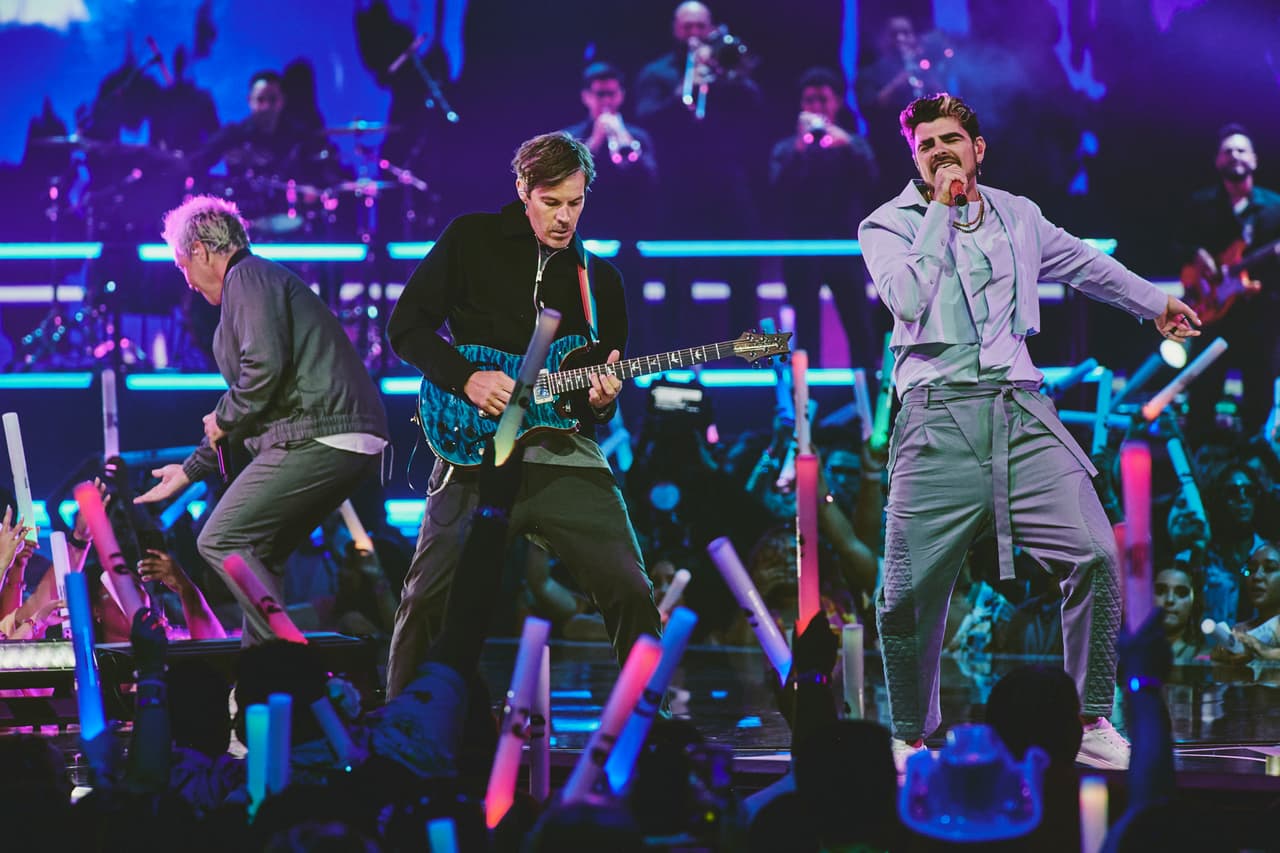 Interpretaron el éxito 'The Reason', una colaboración musical en la que mezclaron los géneros del rock y la salsa, creando así una versión latina vibrante y cautivadora.