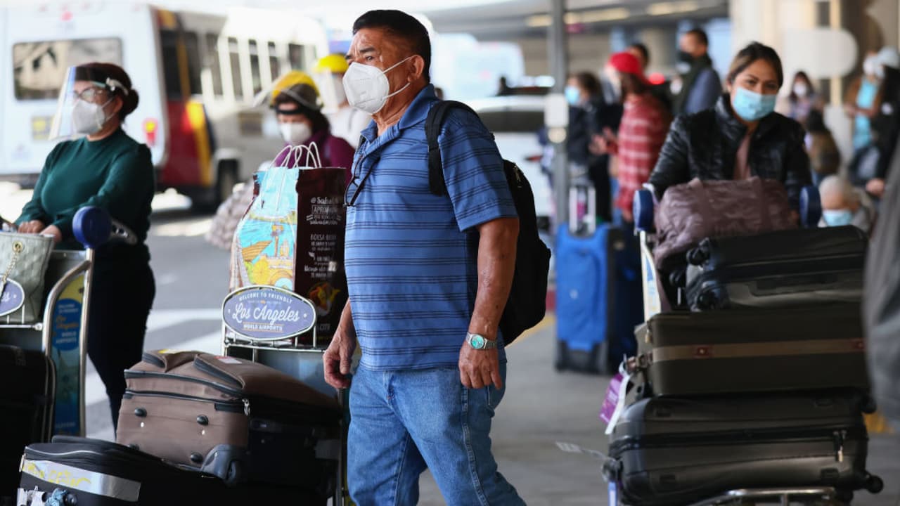 ¿Turismo de vacunas?  Estas pueden ser las consecuencias para los que viajen con el fin de conseguir el antídoto