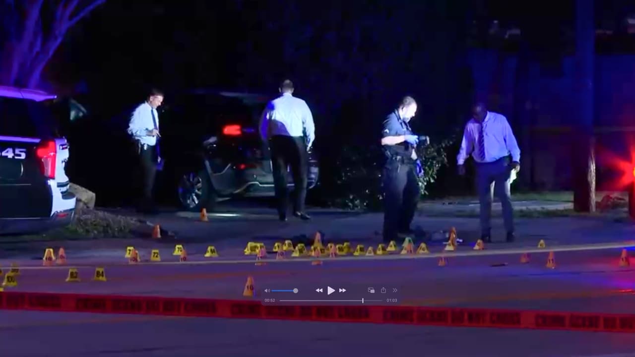 <h3 class="cms-H3-H3">En resumen 💡</h3> 👉🏻 
<b> Jueves 30 de julio: </b>La persecución ocurrió durante la madrugada y terminó en el norte de Dallas. 
<br>
<b>👉🏻 Cuatro departamentos:</b> The Colony, Plano, Richardson y Dallas tuvieron funciones distintas en el caso. 
<br>👉🏻
<b> Tiroteo:</b> El sospechoso disparó contra agentes de Richardson, quienes respondieron. 
<br>
<b>👉🏻 Resultado:</b> El hombre fue detenido y hospitalizado; ningún policía resultó herido. 
<br>
<b>👉🏻 Investigaciones: </b>The Colony revisa el robo y Dallas investiga el intercambio de disparos.
<br>Si te encuentras en una situación de emergencia y necesitas ayuda inmediata, llama al 911.