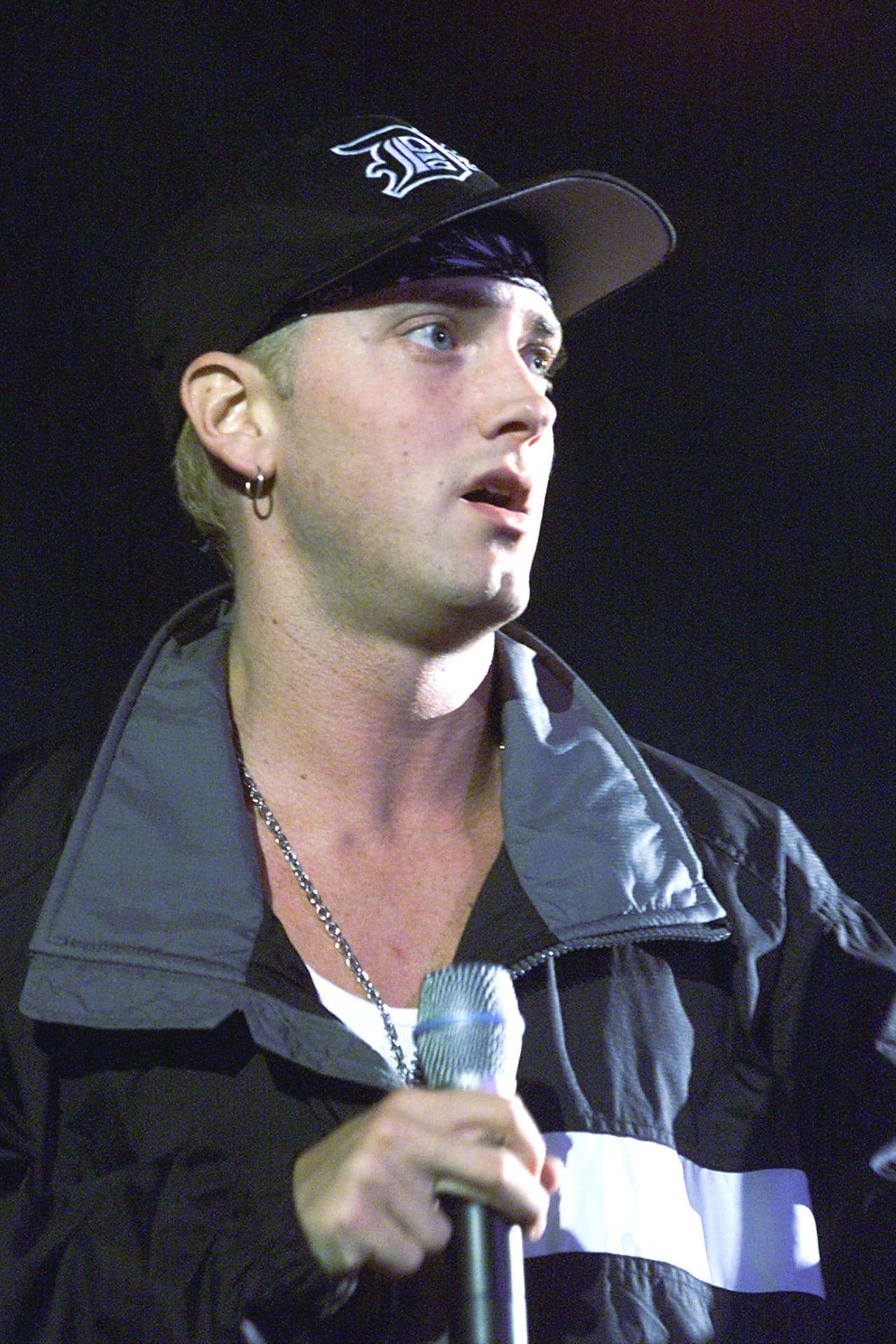 Y es que tras la rehabilitación a la que se sometió el rapero en 2005, algunos fans aseguraron que el aspecto del intérprete de 'Stan' cambió drásticamente, e incluso consideran que las letras de sus canciones parecen ser escritas por alguien más.