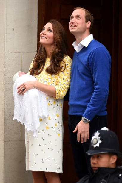 William y Kate viendo al cielo.
