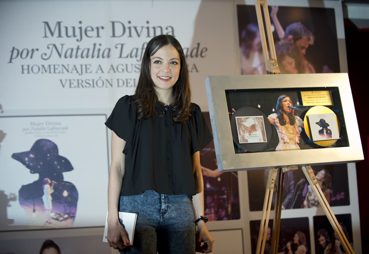 Incluso, en sus looks más casuales, la cantante no pierde el estilo. En esta ocasión, con una melena más larga y lacia, en tono marrón.