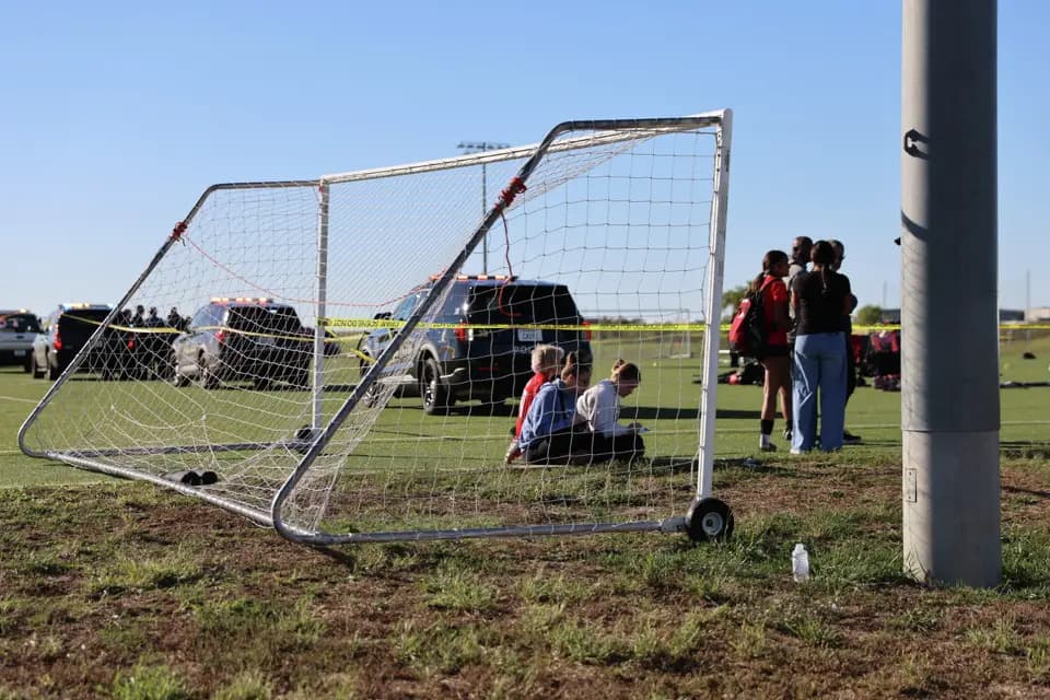 Un niño de 6 años y un hombre: las víctimas mortales del atropellamiento en un campo de futbol en Kansas 