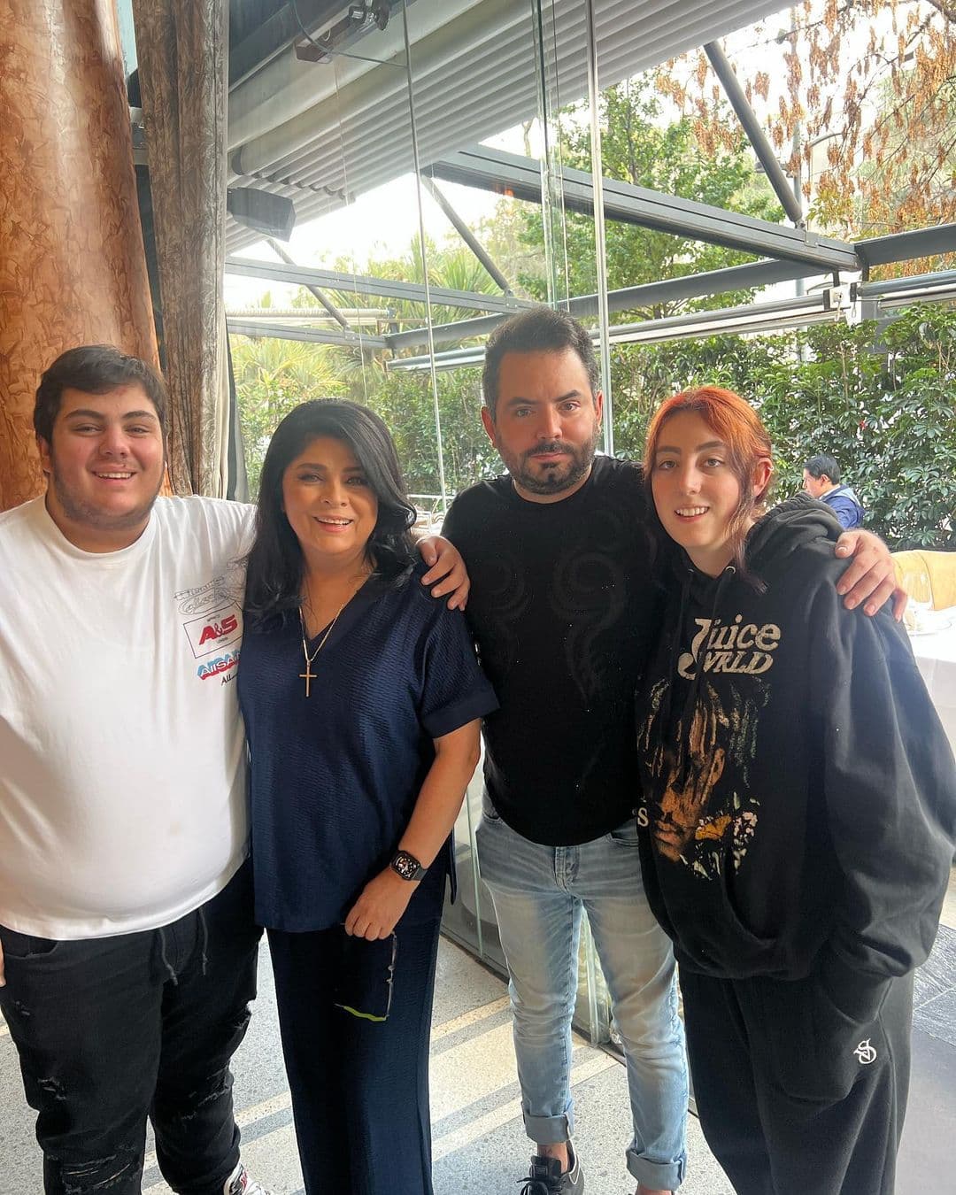 Victoria Ruffo con sus mellizos.