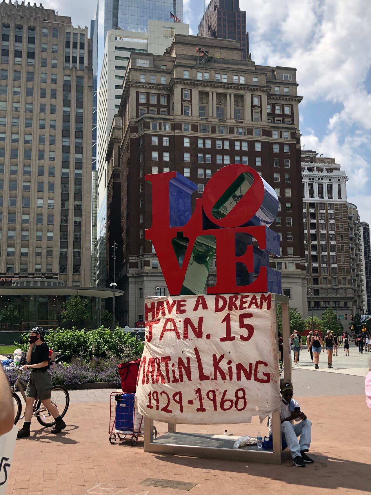 Uno de los símbolos de Filadelfia, la escultura LOVE, frente al Ayuntamiento, fue el espacio donde se ubicó un cartel recordando el histórico mensaje de Martin Luther King (1929-1968) “I Have a Dream”. 
<br>