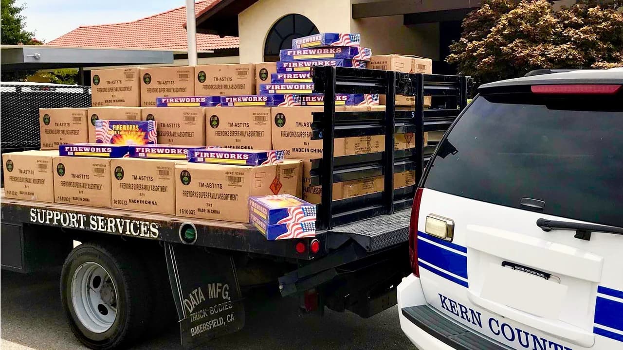 Bomberos de Kern decomisaron 1,500 libras de fuegos artificiales ilegales en Bakersfield 