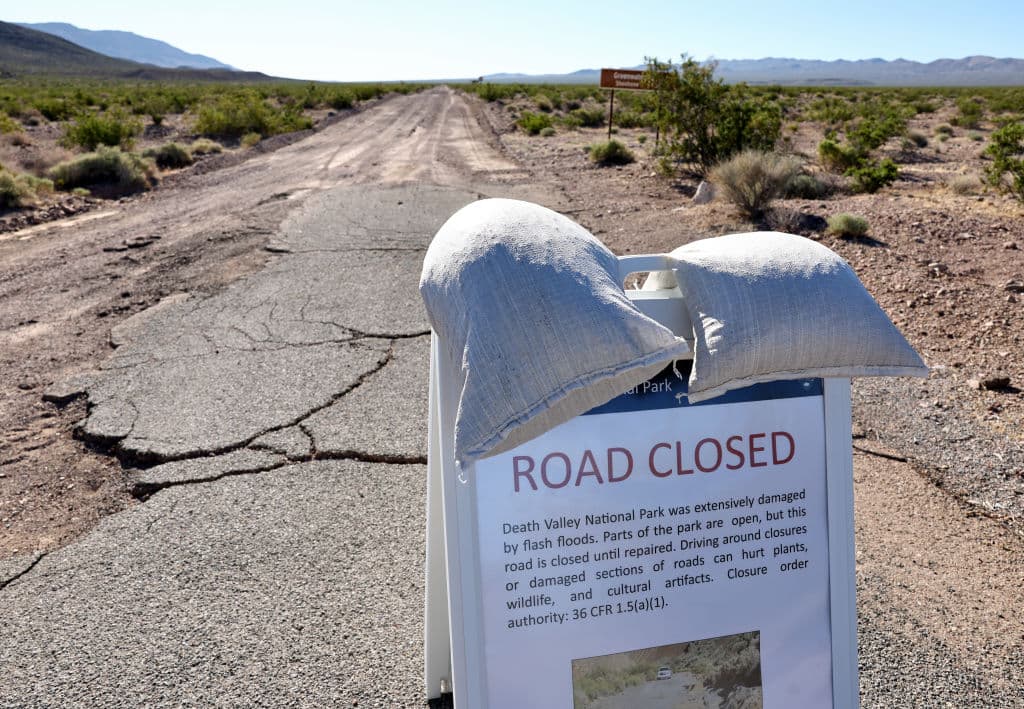 Aunque gran parte de las carreteras y otros daños han sido arreglados, todavía hay advertencias a través del parque nacional del Valle de los Muertos sobre las que aún representan un peligro.