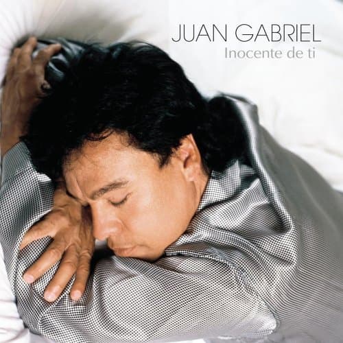 Juan Gabriel siempre se distinguió por sus gustos peculiares, parece que alguien genuinamente le tomó una foto dormido y al “Divo de Juarez” le encantó y decidió usarla para su disco
<i>Inocente de Ti</i> .