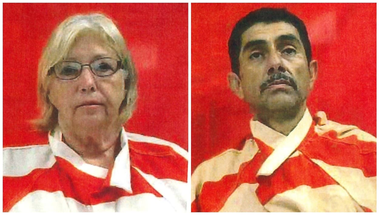 <b>Sharon Kay Miller</b> es la única mujer del grupo de 15 personas que fueron arrestadas en el lugar. A su lado,
<b> José García</b>, quien al igual que ella enfrenta cargos por participar en peleas de gallos y por apostar.